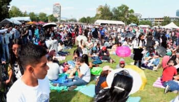 Videos y fotos | Miles hacen picnic masivo para ver el eclipse solar en las Islas de la UNAM