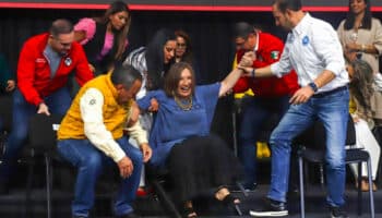 Xóchitl Gálvez se cae de una silla; ‘me quedó chica, vamos por la grande’, bromea