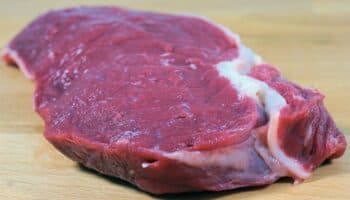 Mexicanos prefieren carnes rojas y ultraprocesados por encima de frijol y maíz: expertos