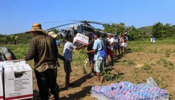 Damnificados por 'Otis' en Cacahuatepec aseguran que las despensas 'no alcanzan' para todos