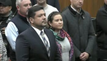 Juez laboral de la CDMX revoca designación de Orozco como gobernador interino de NL; antimotines blindan Palacio de Gobierno | Videos