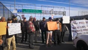 Ferrocarrileros bloquean puente internacional en Ciudad Juárez
