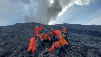 Suben a 23 los muertos en el volcán indonesio Marapi | Video