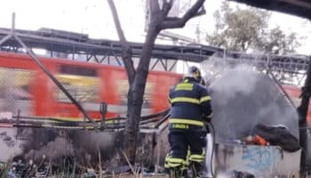 Se incendia basura en exterior de Línea 8 del Metro