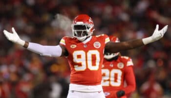 Super Bowl LVIII: Pierden Chiefs a Charles Omenihu por lesión en la rodilla | Video