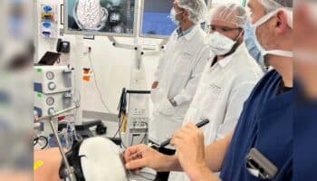 Implantan el primer chip en un ser humano para controlar dispositivos con el pensamiento
