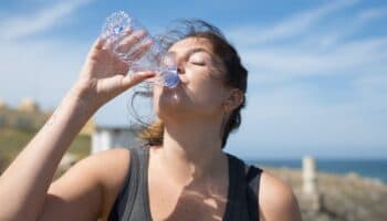 FIFA da marcha atrás y permitirá a los aficionados llevar botellas de agua a los estadios