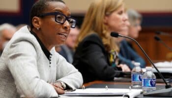 Renuncia presidenta de Harvard tras polémica de antisemitismo y plagio