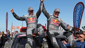 Un histórico Carlos Sainz alza su cuarto Dakar a los 61 años