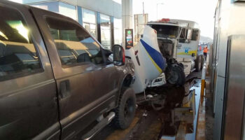 Video | Tráiler embiste caseta de cobro; iba en sentido contrario