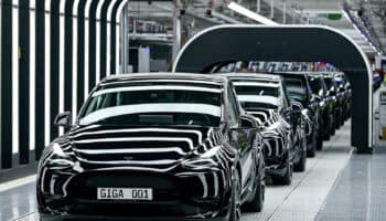 Planean demanda contra Tesla por hacer creer que autos pronto tendrán capacidad de ‘autoconducción’