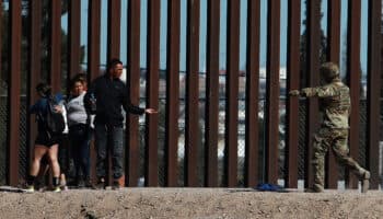 López Obrador califica de 'politiquería' campamento militar de Texas contra migrantes