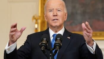 Urge Biden prohibir uso de armas de asalto y lamenta tiroteo en desfile de Super Bowl