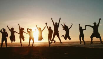 Las personas solteras gastan más en viajes, ropa y entretenimiento: Profeco