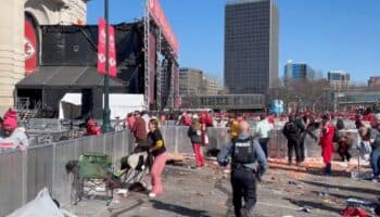 Un muerto y 22 heridos deja tiroteo durante el desfile de los campeones del Super Bowl | Imágenes