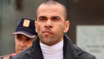 Revocan condena por violación a Dani Alves; Tribunal Superior de Cataluña lo absuelve