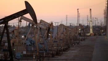 EE.UU. autoriza la compra temporal de petróleo ruso para contener la escalada de precios