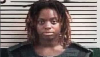 Mujer dispara a dos conductores; ataque fue ‘dirigido por Dios debido al eclipse’, dice