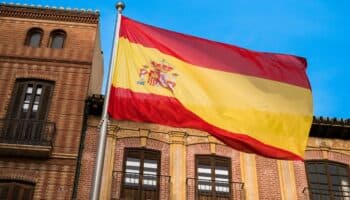 España aprueba regularizar a 500,000 migrantes con trámites cortos y flexibles