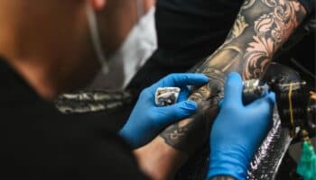 Cofepris lanza guía para obtener tarjeta sanitaria de tatuadores y perforadores