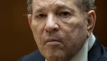 Fiscalía británica retira dos cargos de agresión sexual contra Harvey Weinstein