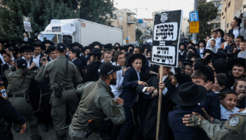 Miles de judíos ultraortodoxos protestan en Jerusalén en contra de su reclutamiento al ejército