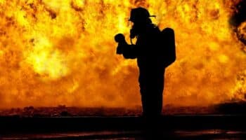 Cae bombero que provocó incendio en Chile que causó casi 140 muertes