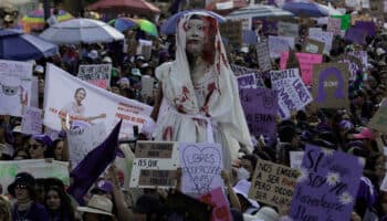 Madres de víctimas de feminicidio y niños huérfanos marcan el Día de las Madres en México