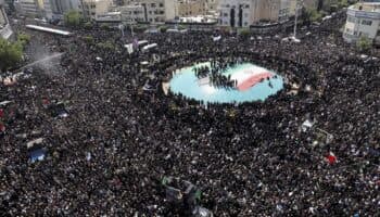 Despiden a presidente iraní en funeral multitudinario; asiste líder político de Hamás