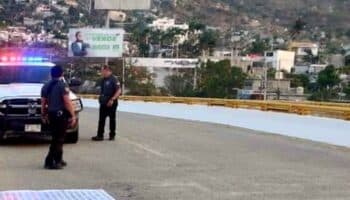 Detienen a dos personas que colgaban 'narcomantas' en Acapulco