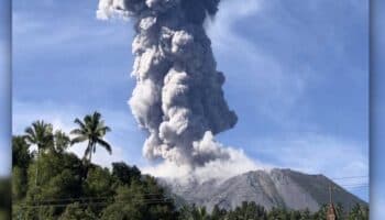 Indonesia: El volcán Ibu entra en erupción y lanza una columna de ceniza de 5,000 metros