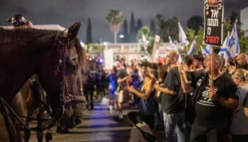 Miles de personas protestan contra el Gobierno de Netanyahu tras el rescate de cuatro rehenes de Gaza