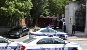 Abaten a hombre tras atacar con una ballesta a un policía en la embajada de Israel en Belgrado