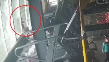 Mujer cae por ventana de gimnasio mientras usaba una caminadora | Video