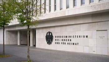 Prohíben revistas alemanas de extrema derecha por "incitación al odio" | Video