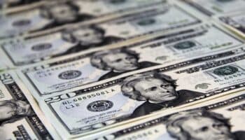 Dólar sigue cayendo por décima sesión consecutiva