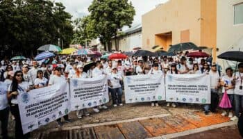 Trabajadores del Poder Judicial se manifiestan contra reforma durante foro en Chiapas