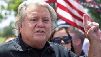 Steve Bannon, exasesor de Trump, llega a prisión para cumplir con una condena de 4 meses