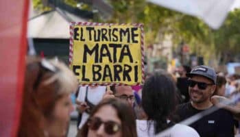 Videos | ¡Turistas, go home! Miles marchan contra el turismo en Barcelona
