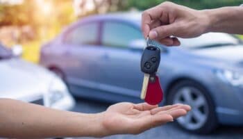 ¿Cuánto cuesta comprar tu primer coche?