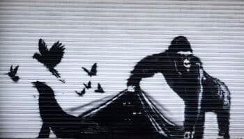 Banksy pinta un gorila frente al zoológico de Londres, su novena obra de la serie de animales