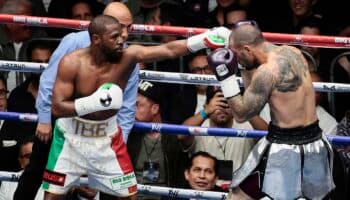Entre abucheos, Mayweather vence a Gotti III en una polémica pelea en CDMX