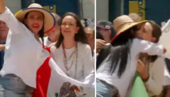 Sandra Cuevas se cuela en marcha opositora de Venezuela para abrazar a Machado | Video