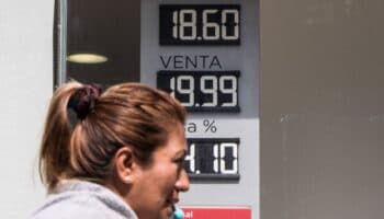 Peso mexicano retrocede ante fortaleza del dólar