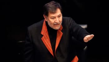 Fernández Noroña denuncia agresión en AICM; 'intentó robarme el celular'