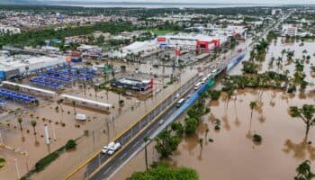 Suman 16 muertes por paso de John en México; se degrada a baja presión