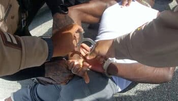 Exige Tyreek Hill el despido del policía que lo maltrató en Miami