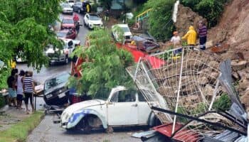 Evacúan y rescatan a más de cinco mil personas tras el paso de 'John' en Guerrero