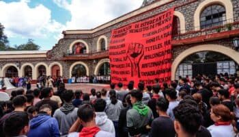 Ayotzinapa grita contra la represión tras diez años de lucha e incertidumbres