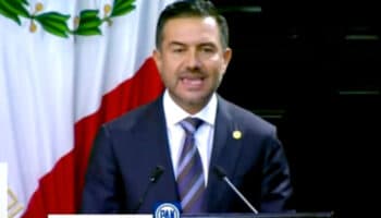 Yunes cambia de bando entre gritos de ‘traidor’ y aplausos de Morena